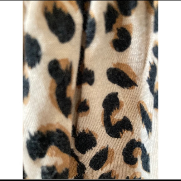 OFF THE SHOULDER LEOPARD PRINT CROP TOP - Picture 5 of 5